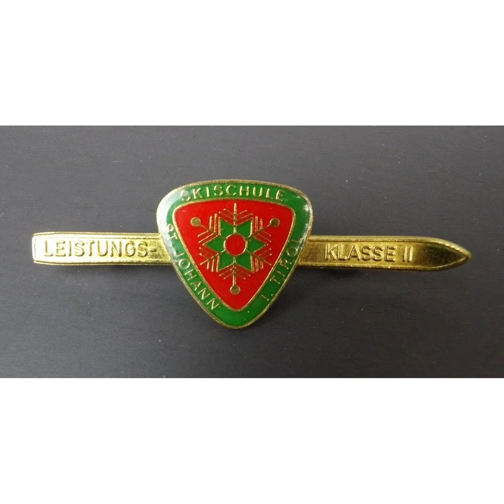 St Johann Skischule Patrol Skiing Ski Pin Leistungs Klasse II Vintage